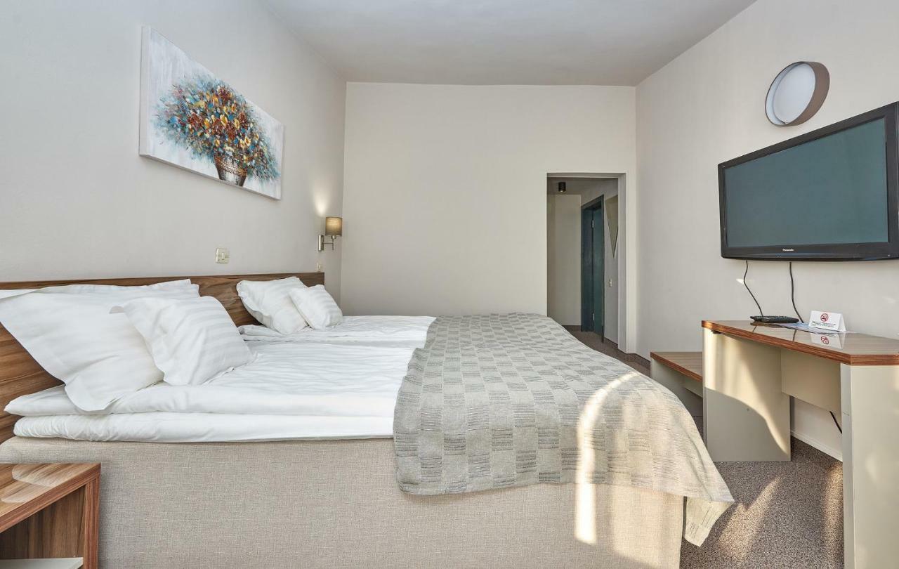 Riviera By Queens Hotel And Resort Gura Vaii Luaran gambar