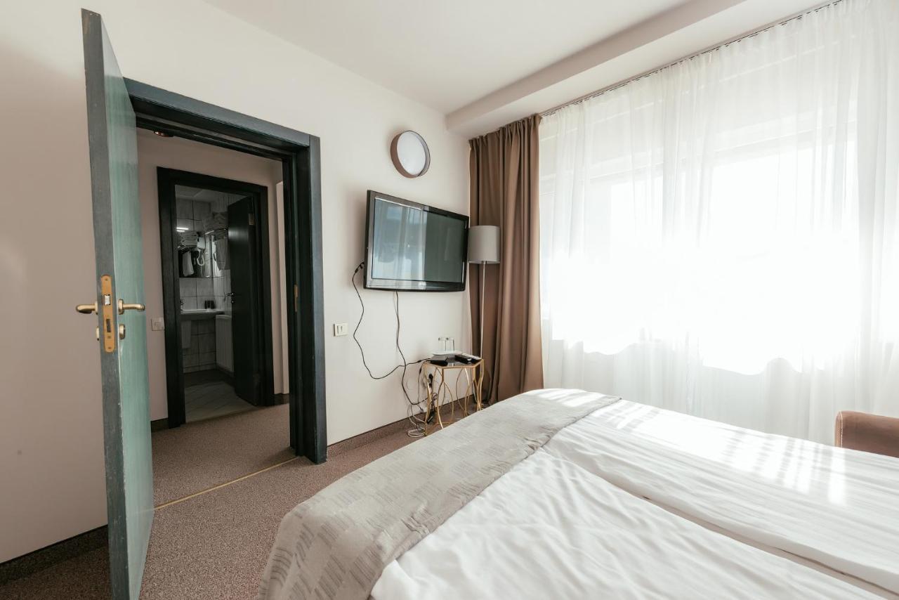 Riviera By Queens Hotel And Resort Gura Vaii Luaran gambar